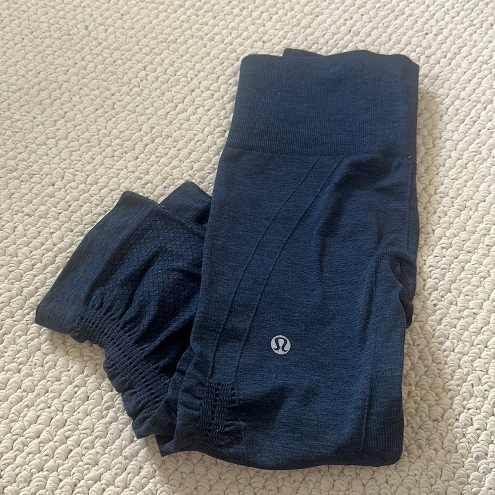 Size 2 Dark blue cinched legs cropped leggings